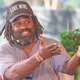 Eskiden Ricky Williams olarak bilinen koşucu, karısının soyadını benimser. 2 Errick Miron'la tanışın.